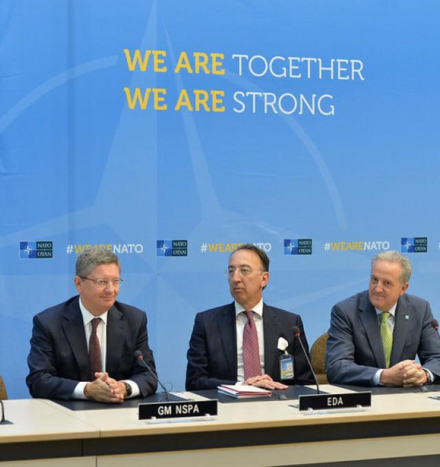 Jorge Domecq, in het midden, vertrok na zijn mandaat bij het EDA naar wapenfabrikant Airbus